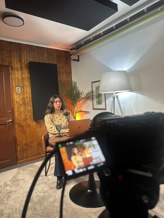 Clienta grabando un episodio en el estudio de TriadeLab