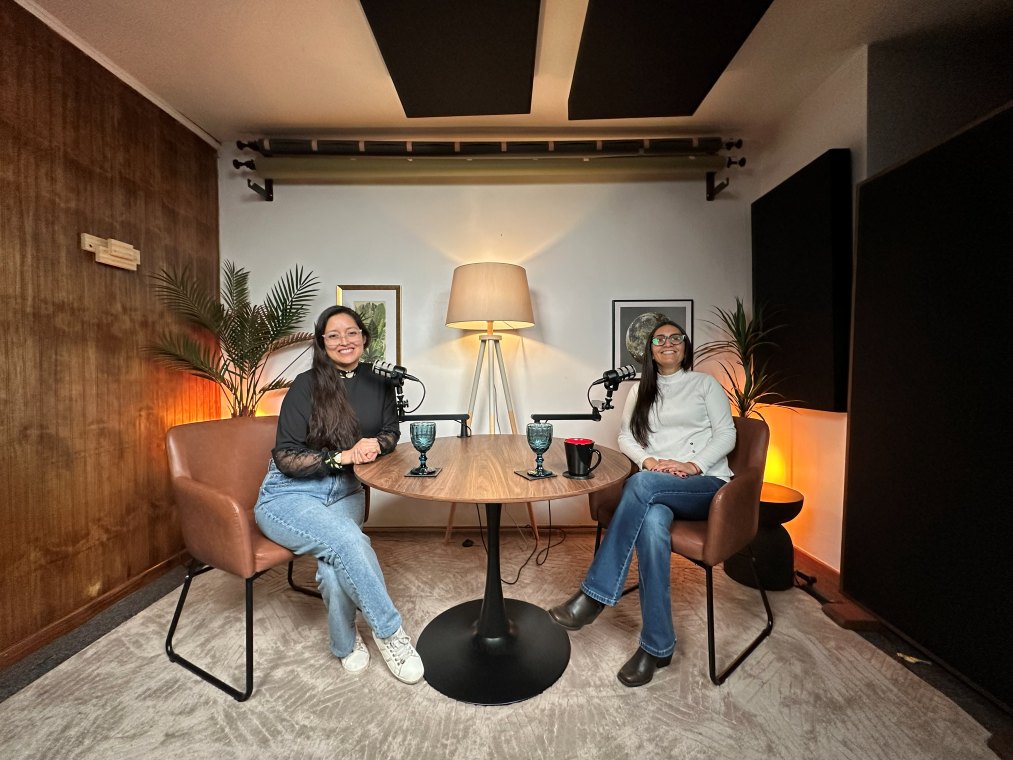 Clientas durante la grabación de su podcast