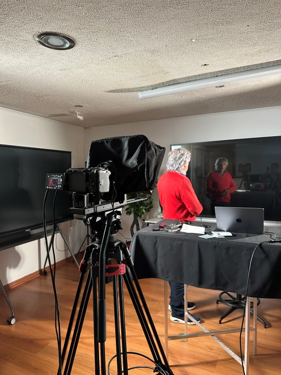 Producción de TriadeLab en terreno, con teleprompter fuera del estudio